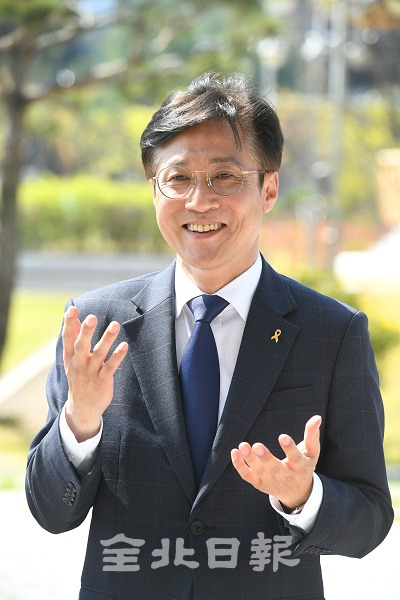 제21대 국회의원선거에서 군산 선거구 신영대 당선자가 당선소감을 말하고 있다. 오세림 기자