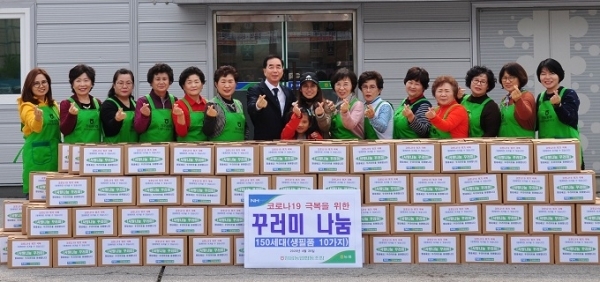 정읍농협이 코로나19로 생활이 어려운 무의탁노인과 차상위계층 150세대에 ‘사랑나눔 생필품 꾸러미’를 전달했다.