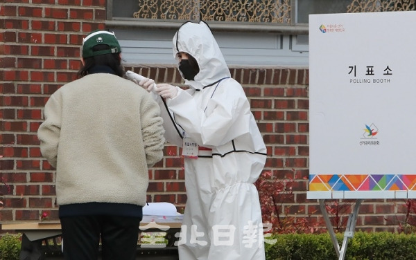 제21대 국회의원 투표일인 지난 15일 전주시 서신동 제6 투표소인 전주서중학교에서 한 코로나19 자가격리자가 투표를 하고 있다. 전북일보 자료사진