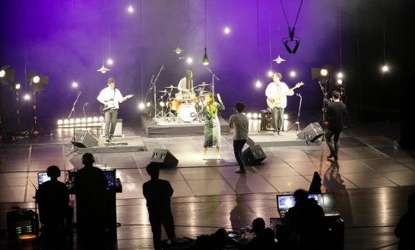 한국소리문화의전당이 준비한 ‘파이팅 콘서트’ 녹화 현장. 전북지역 인디밴드인 ‘고니밴드’가 공연을 펼치고 있다.