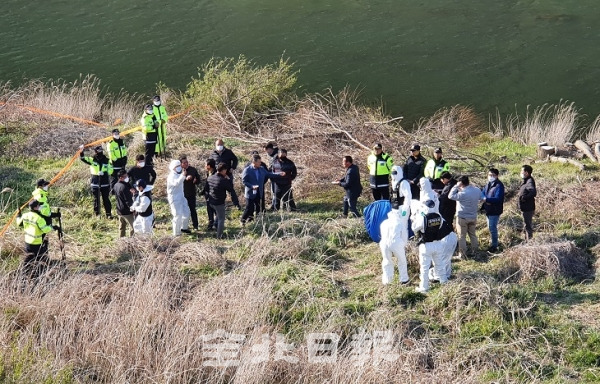 23일 진안군 성수면 인근에서 전주서 실종된 30대 여성으로 추정되는 시신이 발견된 가운데 경찰이 현장보존을 하고 있다. 오세림 기자