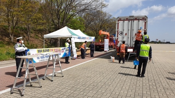 지난 22일 전북경찰청 서해안고속도로순찰대가 화물차의 사고 예방을 위해 유관기관과 함께 화물차 집중 캠페인을 펼쳤다.