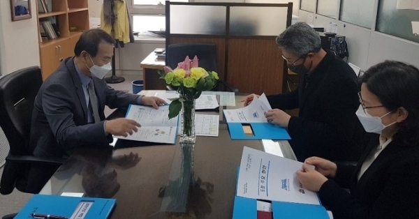 최용범 전북도 행정부지사가 국가예산 확보를 위해 김대현 문체부 미디어정책국장과 면담을 하고 있다.