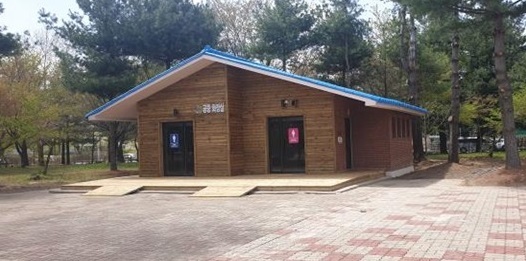 완주 산업단지 중앙공원 내에 위치한 개방형 공중화장실