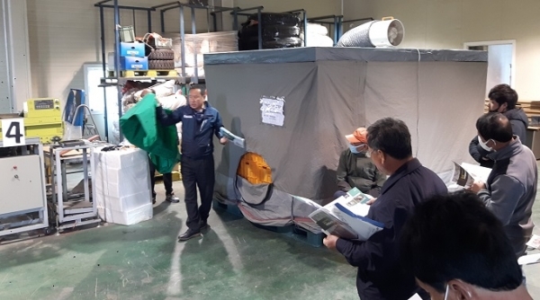 26일 완주군 화산면에서 열린 마늘 가변형 건조시스템 시연회 모습.