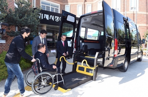 지난 24일 국제라이온스협회 356-C(전북)지구가 김제시장애인종합복지관에 쏠라티 특장차를 기증했다.