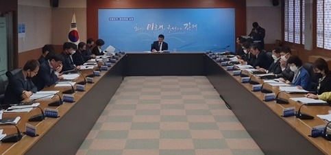 지난 23일 김제시청 상황실에서 열린 ‘2020년 지방재정 신속집행 3차 보고회’.