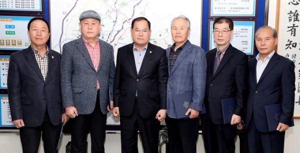 지난 23일 정읍시의회가 2019회계연도 세입·세출 결산검사위원 5명에게 위촉장을 수여했다.