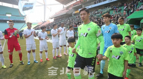 지난해 3월 1일 전주월드컵경기장에서 열린 하나원큐 K리그1 2019 개막전 전북현대와 대구FC의 경기에서 전북현대 선수들이 입장하고 있다. 전북일보 자료사진