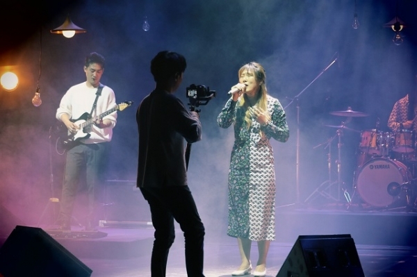 한국소리문화의전당이 준비한 ‘파이팅 콘서트’ 녹화 현장. 전북지역 인디밴드인 ‘고니밴드’가 공연을 펼치고 있다.