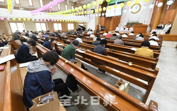 완화된 사회적거리두기로 종교 집회가 속속 재개해 26일 원불교 전주교구에서 교도들이 방역지침을 준수하며 법회를 하고 있다. 오세림 기자