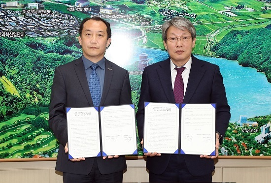 지난 22일 정읍시와 (재)전라북도문화콘텐츠산업진흥원이 ‘2020 정읍 대한민국 VR·AR 체험박람회’ 및 ‘전북 게임문화 콘텐츠 페스티벌’ 행사 공동개최를 위한 업무협약을 체결했다.