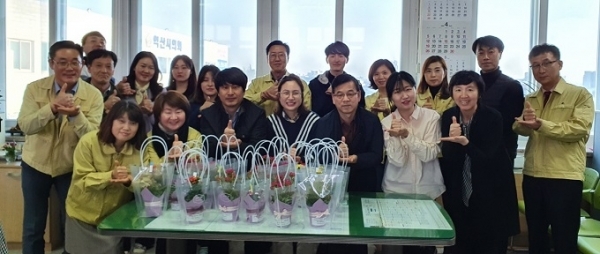 익산시청 김성민 공익근무요원이 소집해제를 맞아 교육정보과 직원들에게 코로나19 극복을 위한 꽃화분을 선물했다.