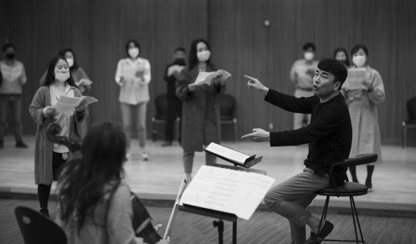 김철 지휘자와 전주시립합창단원들이 ‘그대가 있어 우리는’을 함께 부르고 있다.
