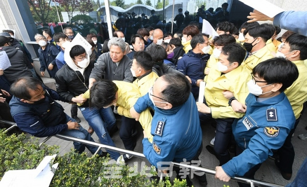 민주노총 전북본부가 주축이 된 전북민중행동은 27일 도지사 면담을 요구하며 청사 진입을 시도해 청원경찰과 직원들이 이들을 막아서자 욕설과 고성이 오가며 격한 몸싸움이 벌어지고 있다. 오세림 기자