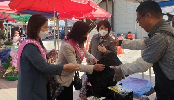 28일 완주군여성단체협의회가 코로나19 장기화로 인해 경제적 어려움을 겪고 있는 상인들을 돕기 위해 삼례시장에서 장보기 행사를 펼쳤다.