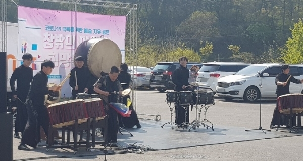 ‘창 밖의 아리아, 희망을 보다’ 예술 치유 공연 모습