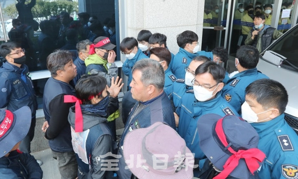 28일 전북도청 출입문을 사이에 두고 도내 시민사회단체 관계자들과 청원경찰, 도청 직원들이 대치를 하고 있다. 조현욱 기자