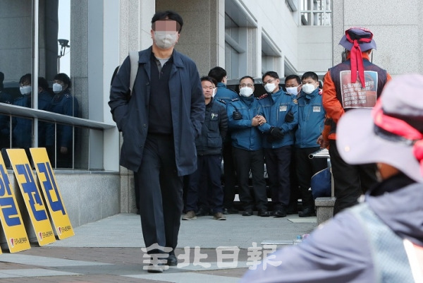 28일 전북도청과 민주노총 전북본부 등 시민사회단체간의 대치가 이어지고 있는 가운데 한 민원인이 봉쇄된 청사에 들어가지 못해 발걸음을 돌리고 있다. 조현욱 기자