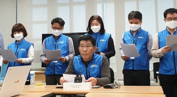 28일 전북도 공무원노조가 민주노총 주축 전북민중행동의 도청사 진입 시도와 관련해 기자회견을 열고 “민주노총의 불법 행위를 강력히 규탄한다”고 밝혔다.