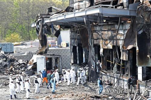 대형 인명피해가 발생한 경기도 이천시의 한 물류창고 공사장 화재 현장에서 30일 오전 경찰, 소방당국, 국과수 등 관계자들이 합동 감식을 하고 있다. 연합뉴스