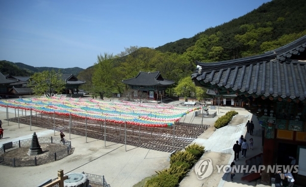 신종 코로나바이러스 감염증 여파로 봉축법요식이 연기됐다. 사진은 30일 김제 금산사의 모습. 연합뉴스