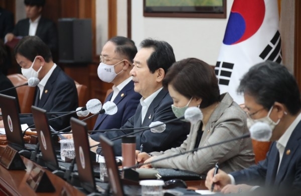 정세균 국무총리가 1일 오전 서울 종로구 정부서울청사에서 임시국무회의를 주재하고 있다. / 연합뉴스