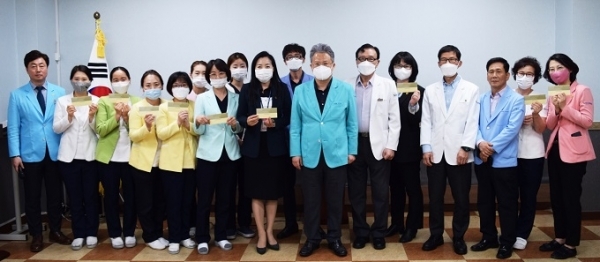 지난 1일 정읍 한서요양병원이 코로나19 바이러스 예방 극복에 노력한 전 직원에게 상품권을 전달했다.