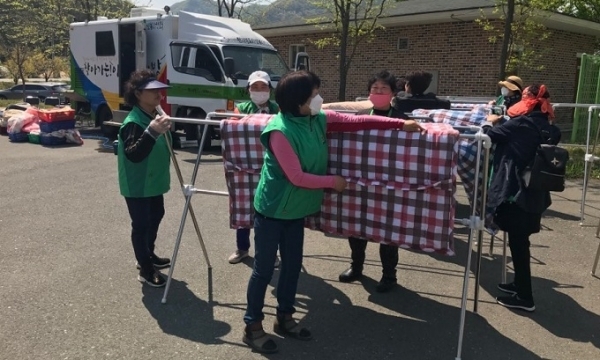 지난달 29일 완주군자원봉사센터가 운주면생활체육공원에서 찾아가는 이동빨래방 서비스를 진행했다.