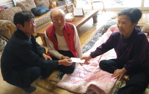 완주군 상관면 정좌마을이 코로나19로 힘든 원주민 전 세대에 20만원씩 지급했다.