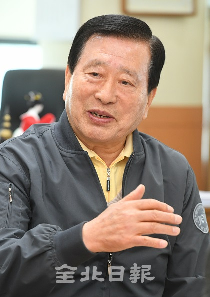 전주인재육성재단 윤여웅 이사장이 우리지역 출신 인재를 양성해 전북 발전의 토대를 쌓는 것이 중요하다며 아이들이 더 큰 사회와 세계 진출을 위한 뒷받침에 힘을 다하겠다고 밝히고 있다. 오세림 기자