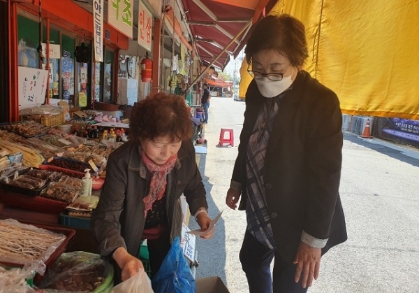 지난 1일 이영희 전북지방병무청장이 군산 전통시장을 방문해 장보기 행사를 실시했다.
