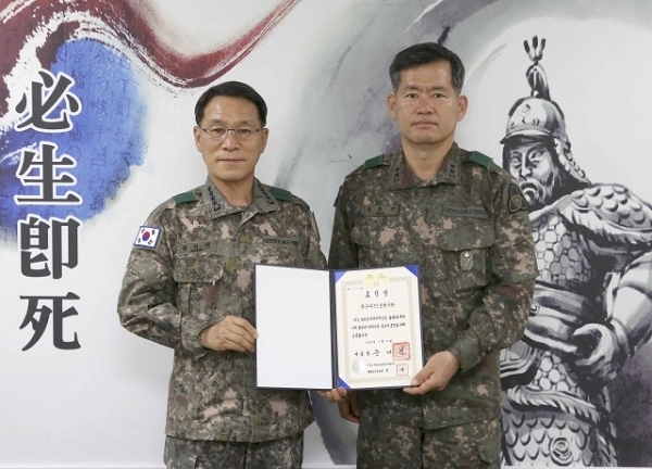 황인권 2작전사령관이 석종건 35사단장(오른쪽)에게 대통령 부대표창을 전도하고 있다.