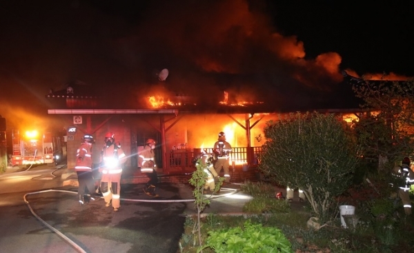 3일 새벽 익산시 은기동의 한 단독주택에서 불이 나 소방대원들이 진압에 나서고 있다. 사진제공= 전북소방본부