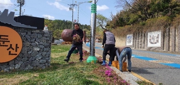 4일 완주군 운주면 대둔산상가번영회 회원들이 대둔산도립공원에 꽃잔디를 식재하고 있다.