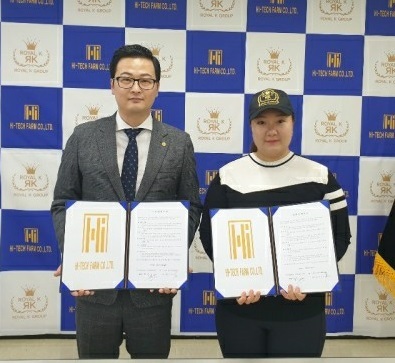 지난 2일 전북 골프 기대주 강재이 선수(오른쪽)가 하이테크 팜과 스폰서 계약을 체결한 후 기념촬영을 하고 있다.