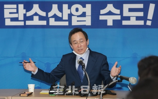 지난 4일 전주시 한국탄소융합기술원에서 송하진 도지사가 탄소소재법 개정안 국회 통과에 따른 전북도 탄소산업 수도 건설 후속대책 발표 기자 간담회를 하고 있다. 조현욱 기자