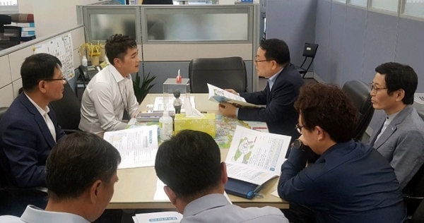 6일 정헌율 익산시장이 행정안전부 이용철 지방재정정책관에게 지역 현안사업에 대한 국비 필요성 등에 대해 설명하고 있다.