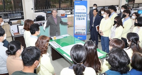 유진섭 정읍시장이 종합민원과 소속직원 등을 대상으로 친절 교육을 하고 있다.
