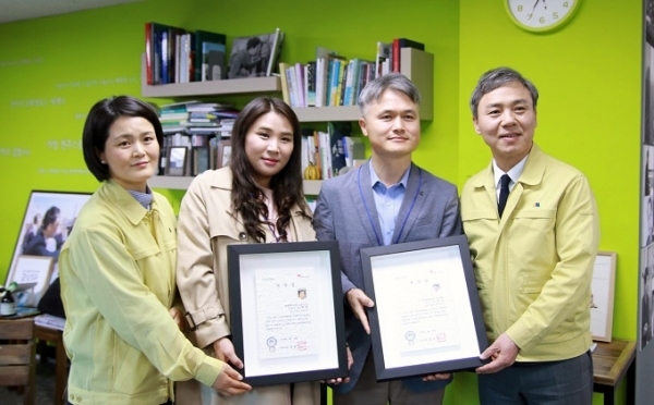 ‘전주를 빛낸 으뜸자원봉사자’에 선정된 전북대병원 감염내과 이창섭 교수(오른쪽 두번째)와 감염관리실 김하림 간호사(왼쪽 두번째)가 김승수 전주시장과 기념촬영을 하고 있다.