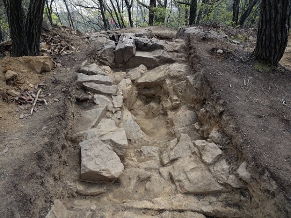 장수군 계남면 침곡리 산 20번지 일원으로 추정되는 ‘장수 침곡리 봉수’ 시굴조사 결과 삼국시대 봉수망으로 확인됐다.