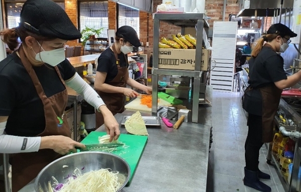 완주 거주 다문화여성들이 ’보물같은 밥상’ 팀명으로 향후 2개월간 청년키움식당 완주점을 운영한다.