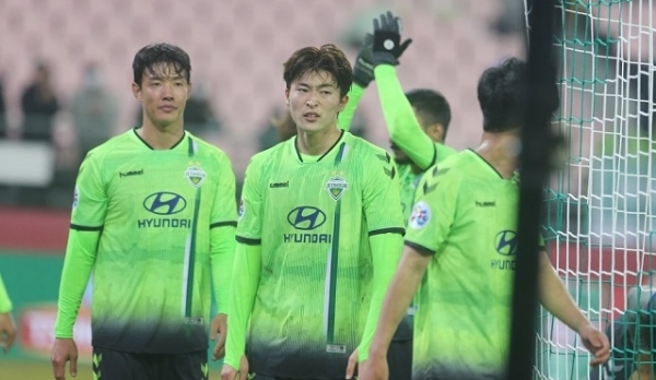 지난 2월 12일 전주월드컵경기장에서 열린 2020 아시아축구연맹(AFC) 챔피언스리그 전북 현대와 요코하마 F.마리노스의 경기. 패배한 전북 선수들이 아쉬운 표정을 짓고 있다. 연합뉴스