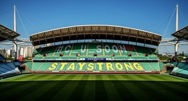 전북현대가 전주월드컵경기장 E석(동측) 2층에 ‘#C_U_SOON ♥’, 1층에는 ‘STAY STRONG’의 문구로 카드섹션을 완성했다.