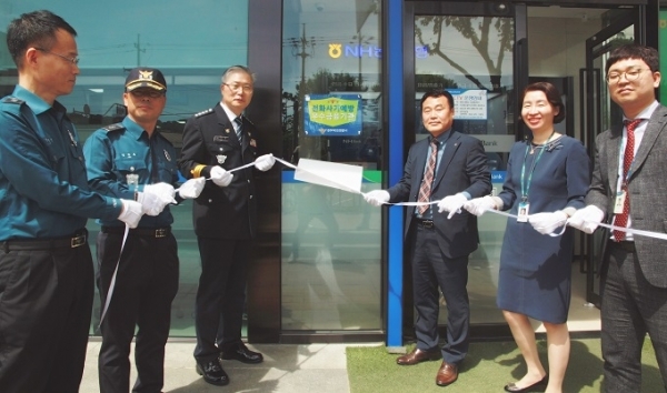 7일 전주덕진경찰서가 전화금융사기를 2차례 예방한 농협은행 센트럴지점에 우수금융기관 인증패를 부착했다. 사진제공= 전주덕진경찰서