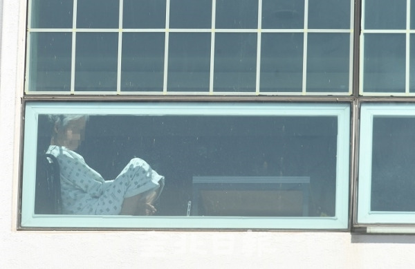 코로나19로 인해 면회가 제한된 전주의 한 요양병원에서 어르신이 가족들을 기다리는 듯 창가에 앉아 밖을 바라보고 있다. 조현욱 기자