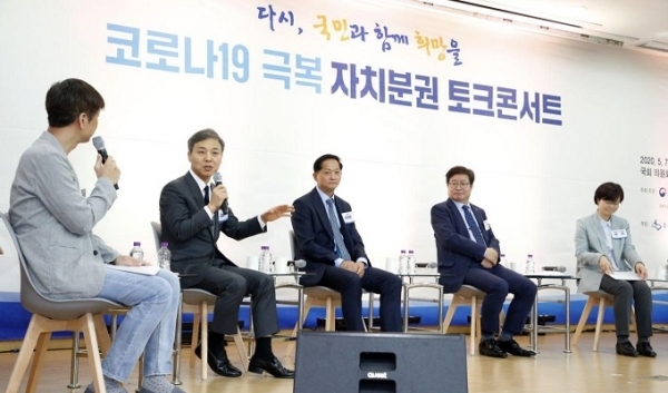 7일 국회의원회관에서 열린 ‘코로나19 극복 자치분권 토크콘서트’에서 패널로 참여한 김승수 전주시장이 발언하고 있다.