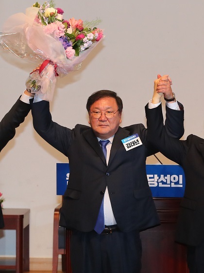 7일 국회 의원회관 대회의실에서 열린 제21대 국회 더불어민주당 제1기 원내대표 선출 당선인 총회에서 원내대표로 당선된 김태년 후보가 기념촬영을 하고 있다. 연합뉴스