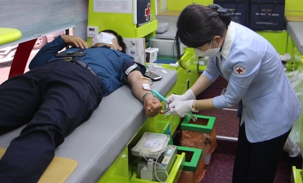 7일 김제경찰서가 코로나19에 따른 혈액 수급난을 해소하기 위해 사랑의 헌혈행사에 동참했다.