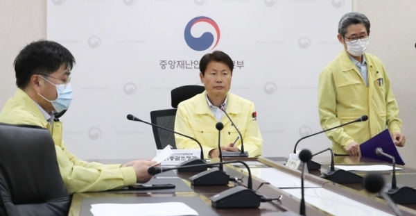김강립 중앙재난안전대책본부 제1총괄조정관(보건복지부 차관, 가운데)이 8일 오후 세종시 정부세종청사에서 용인 코로나19 확진자와 관련해 중대본-지자체 영상회의에 참석해 자리하고 있다. 왼쪽은 윤태호 중앙재난안전대책본부 방역총괄반장(보건복지부 공공보건정책관) /연합뉴스